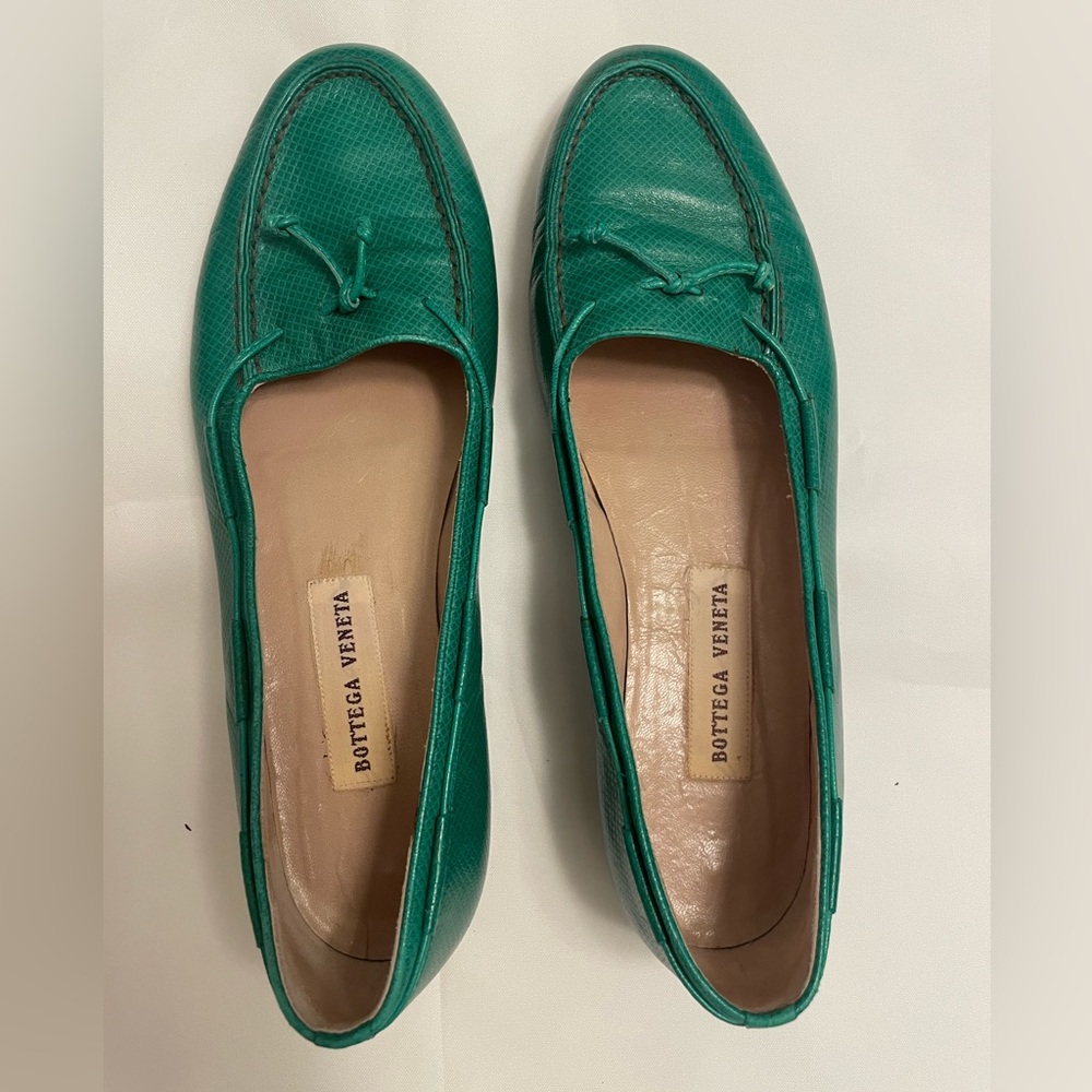 Bottega Veneta green leather flats.